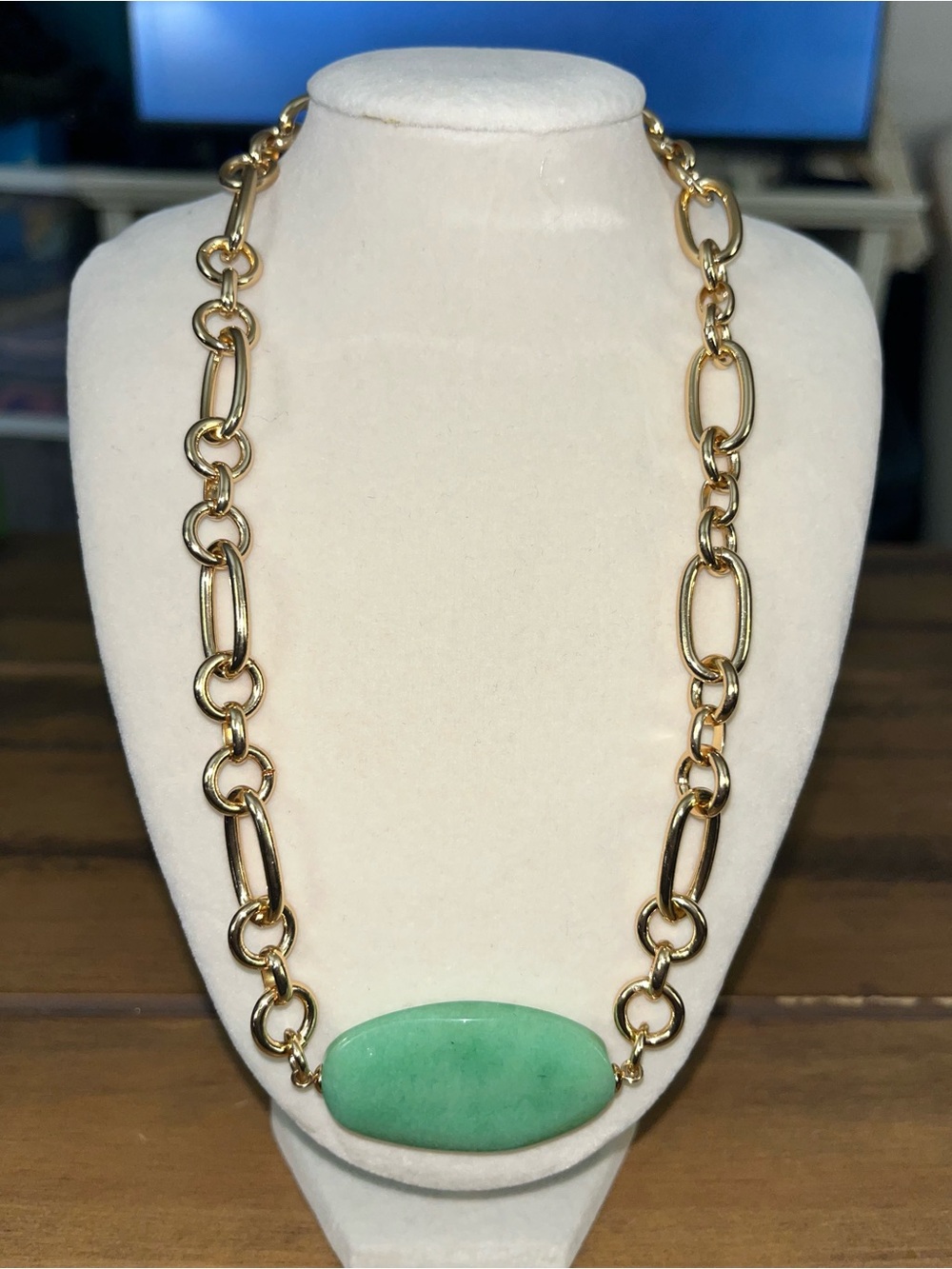 ✨ Vintage-Inspired Gold Link Necklace with Green Stone Statement Pendant ✨
